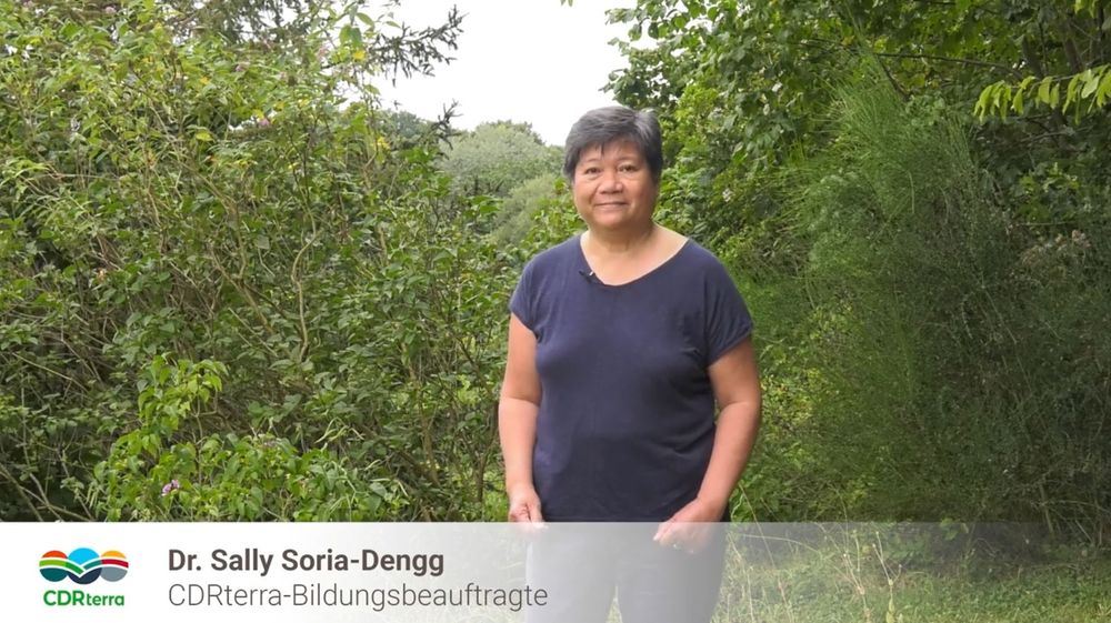 CDRterra-Bildungsbeauftragte Sally Soria-Dengg vor Wald