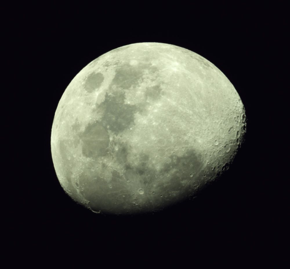 1-millisecond test photo of the Moon taken this evening (2025-03-09), with an Askar 103 APO telescope and an ASI2600 MC pro camera.