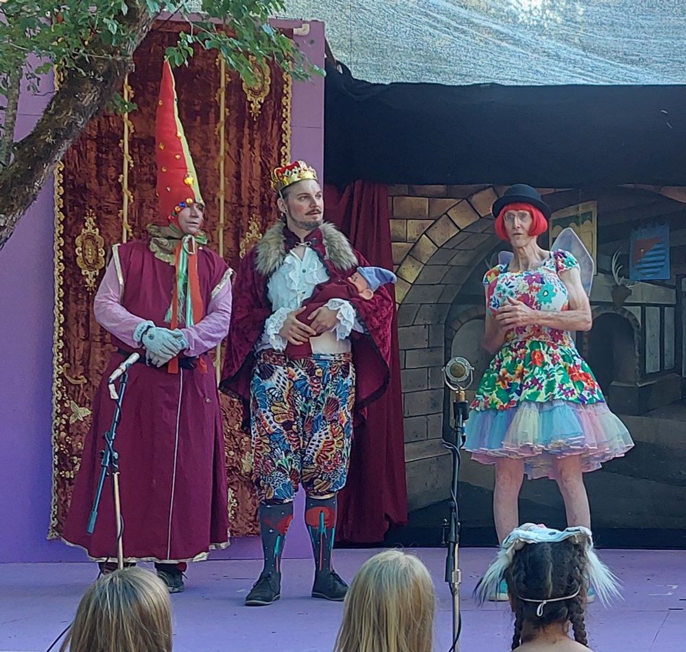 Nigel and the King consider Esmerelda for the position of fairy godmother to the princess.
