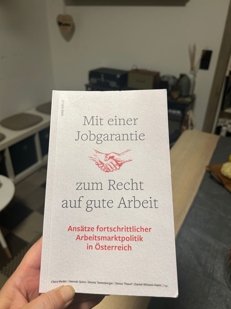 Foto mit Buch „Mit einer Jobgarantie zum Recht auf gute Arbeit“ vom ÖGB Verlag