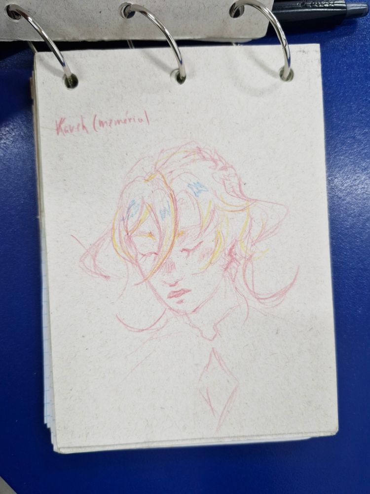 desenho do personagem Kaveh de genshin impact, um rapaz loiro com uma mecha de franja que divide o rosto e uma trança do lado esquerdo feito com lápis de cor rosa e amarelo e lápis azul na luz do topo do seu cabelo, ele olha pra baixo sereno