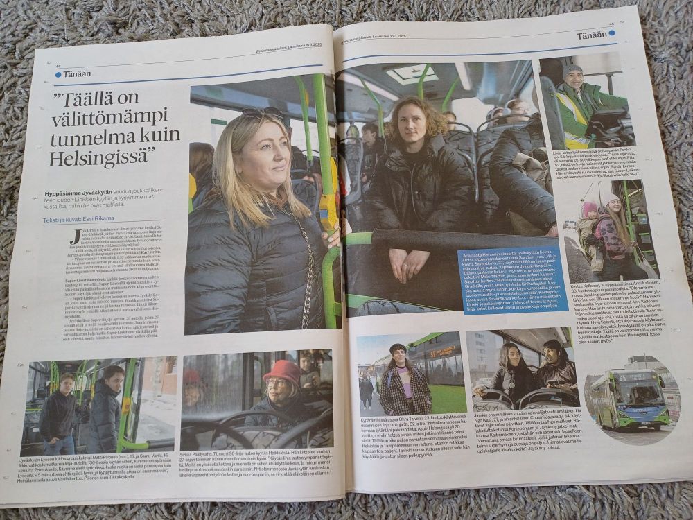 Keskisuomalaisen aukeama, jossa haastatellaan bussimatkustajia.