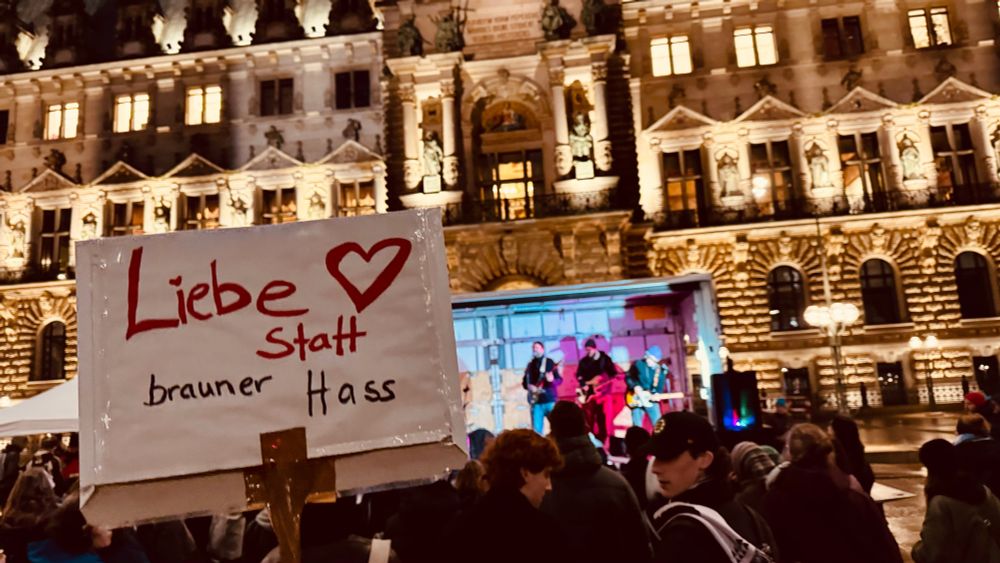 Demo gegen Faschos auf dem Hamburger Rathausmarkt