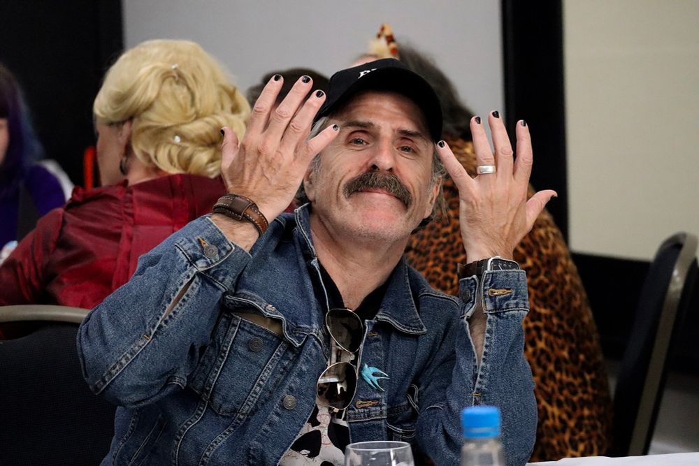 con o’neill showing off his lovely painted nails at the breakfast meet & greet