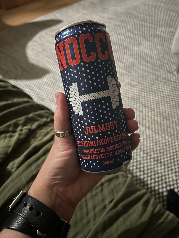 Kuvassa bluuttaajan kädessä Nocco Julmust -juomatölkki