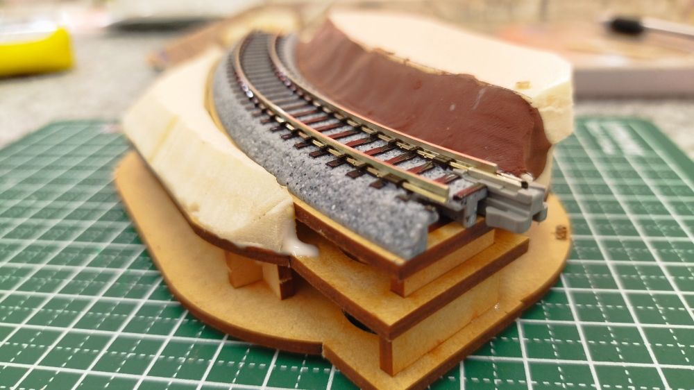線路の両側の硬質？高密度？発泡ボードもキットに付属してました。