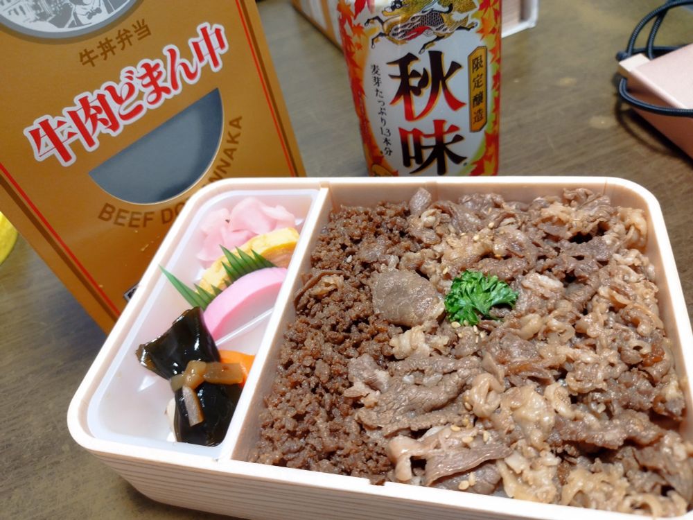 旅の締めは、福島駅で買える牛肉どまん中弁当。肉が多くて、この駅弁をおかずに白飯食えます(笑)　秋味の缶ビールが夏の終わりを実感しますね～