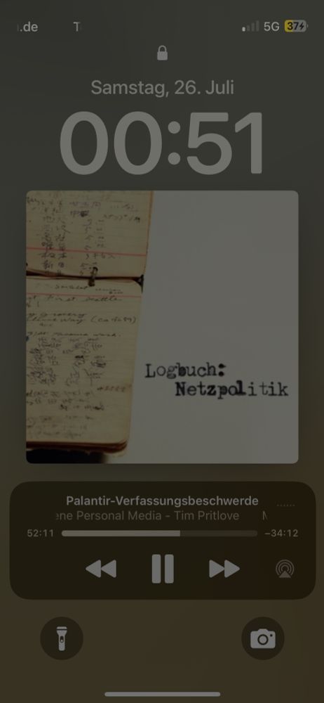 Mein Lock-Screen: Es ist 0:51 und ich höre Logbuch Netzpolitik - das Logo des Podcasts ist mittig auf dem Screen
