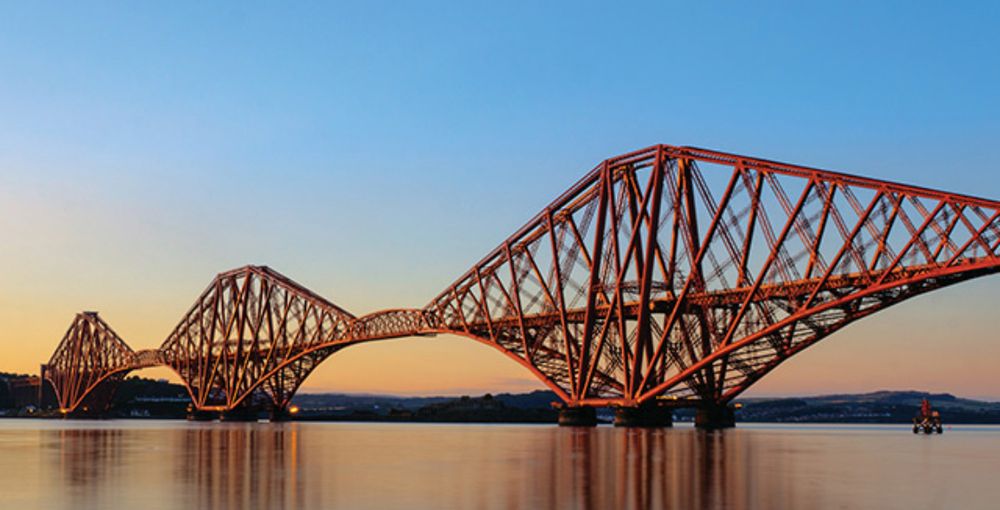 Die Wisenbahnbrücke über den Firth of Fourth in Schottland im rötlichen Licht der untergehenden Sonne. Ein roter Stahlkoloss - eine Fachwerkkonstruktion die mich immer an hintereinander laufende Dinosaurier erinnert 