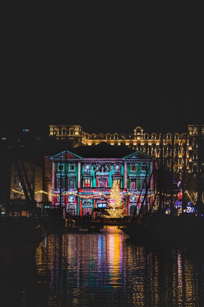 Hôtel de Ville de Marseille éclairé aux couleurs de Noël 