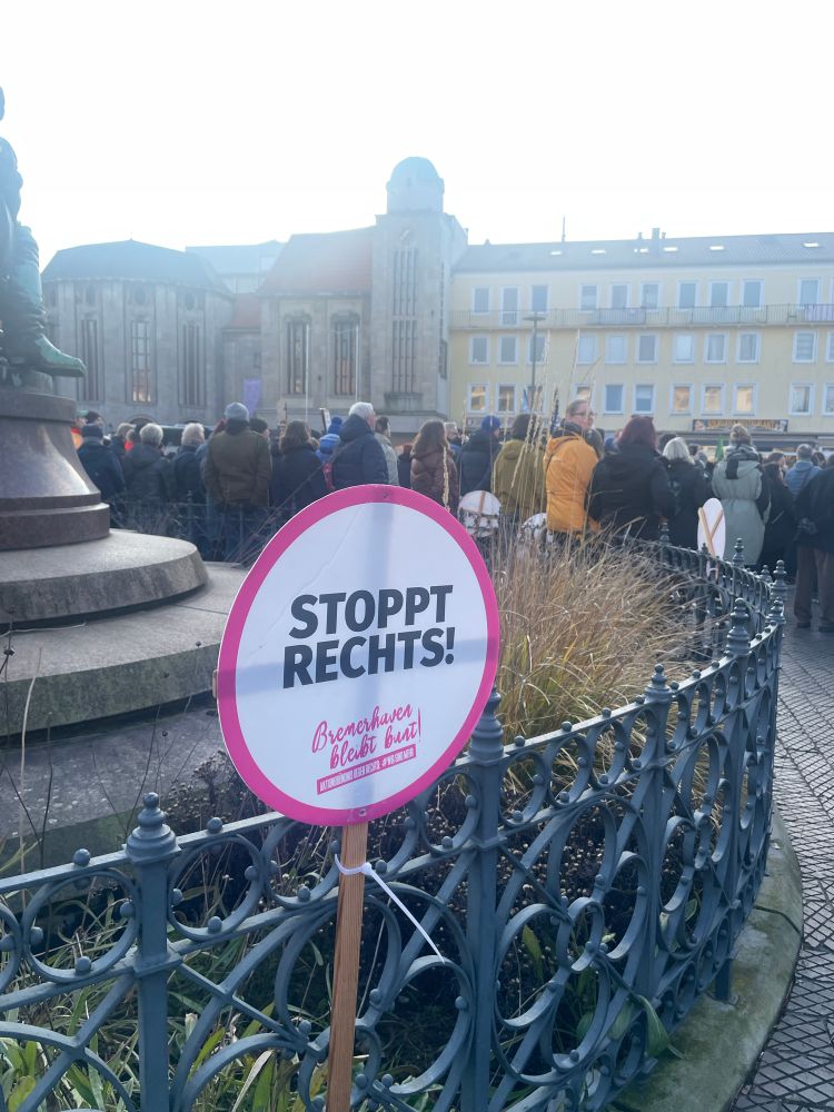 Ein Demoschild an der Einfriedung eines Denkmals: Stoppt Rechts! #bremerhavenbleibtbunt 
