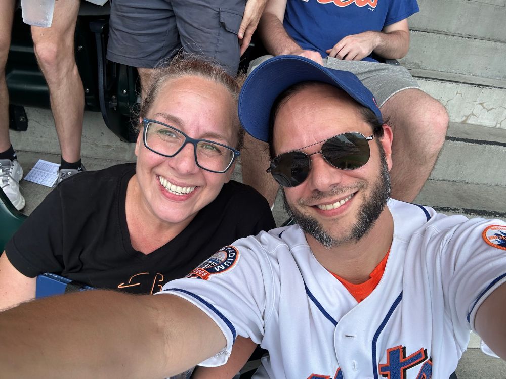 Two Met fans