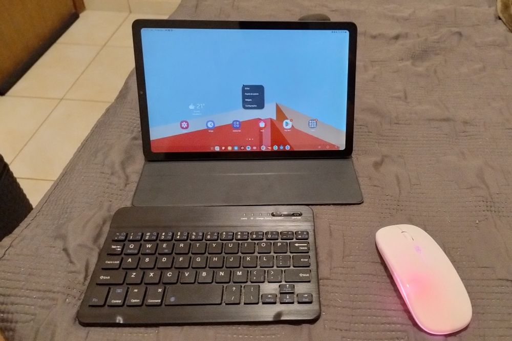Tablet Samsung S6 Lite com um mouse sem fio e um teclado.