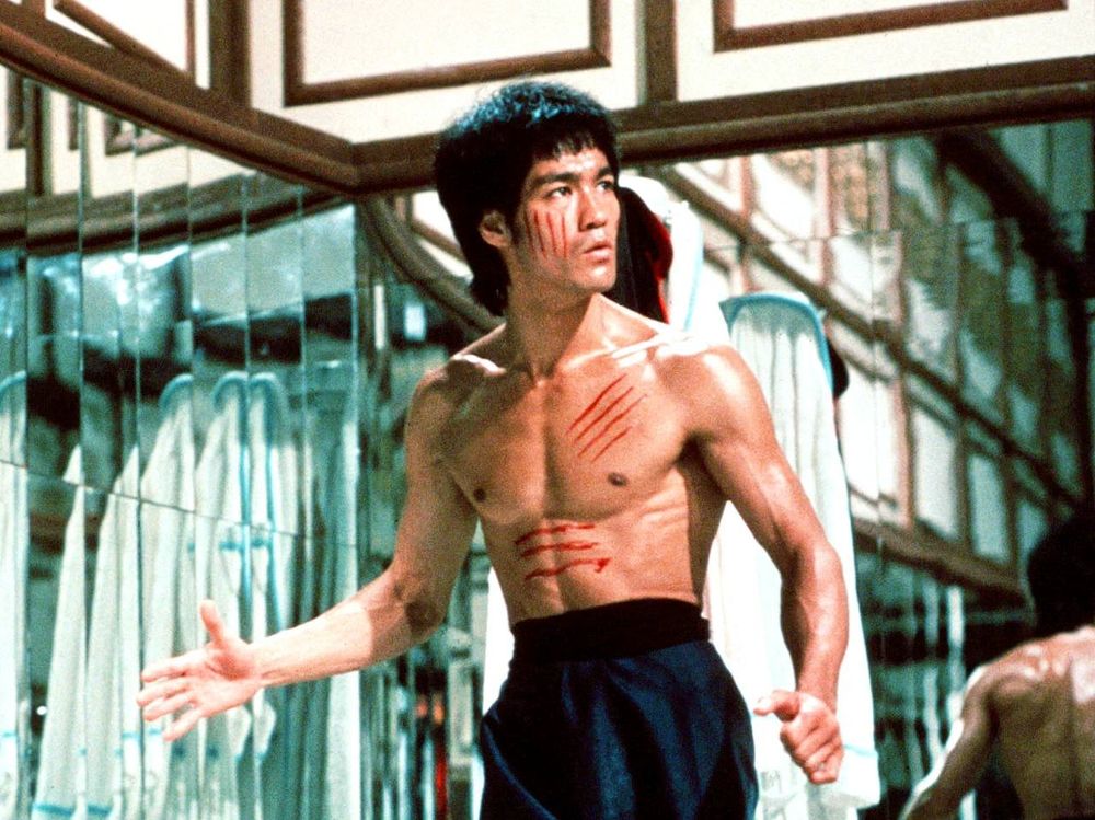 Das Foto zeigt Bruce Lee mit nacktem Oberkörper