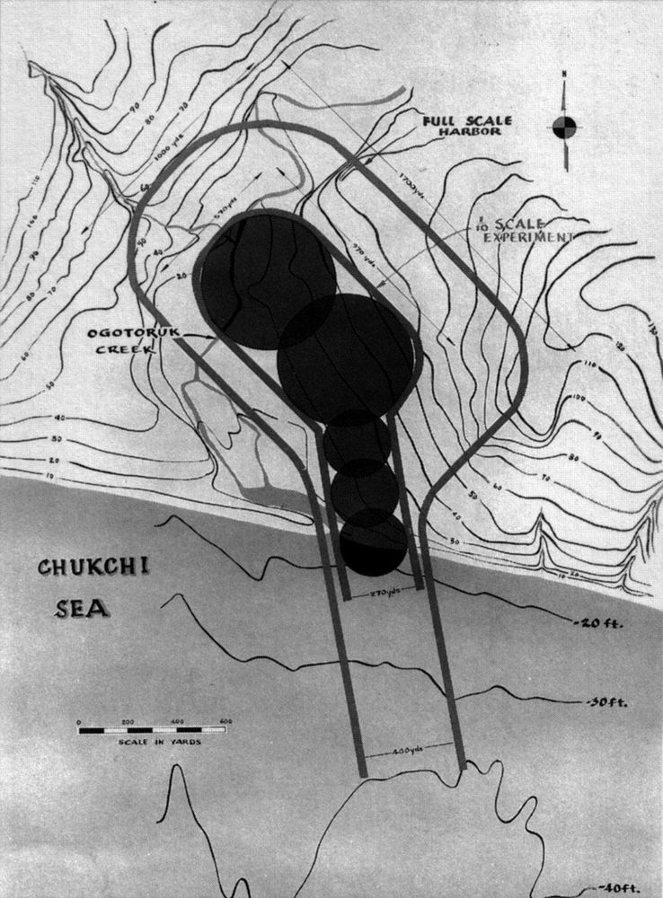 Eine schematische Karte, die die Topografie einer Küstenregion in Alaska zeigt. Die Karte beinhaltet Linien, die Höhenunterschiede darstellen, sowie Beschriftungen wie "Full Scale Harbor" und "Chukchi Sea". Drei große, schwarze Kreise sind in der Mitte der Karte eingezeichnet, was auf geplante Experimentierräume hinweisen könnte. Ein Maßstab zur Distanzangabe ist am unteren Bildrand abgebildet.