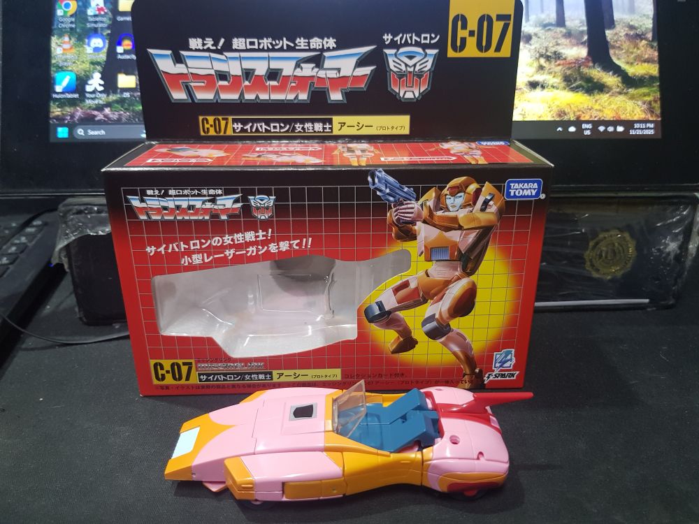 Missing link Arcee in car mode out of the box