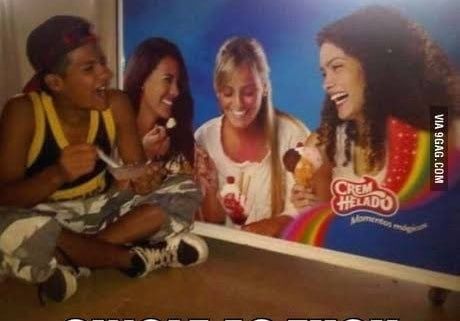 Garoto sorridente, todo serelepe, tomando sorvete com três moças em um cartaz.