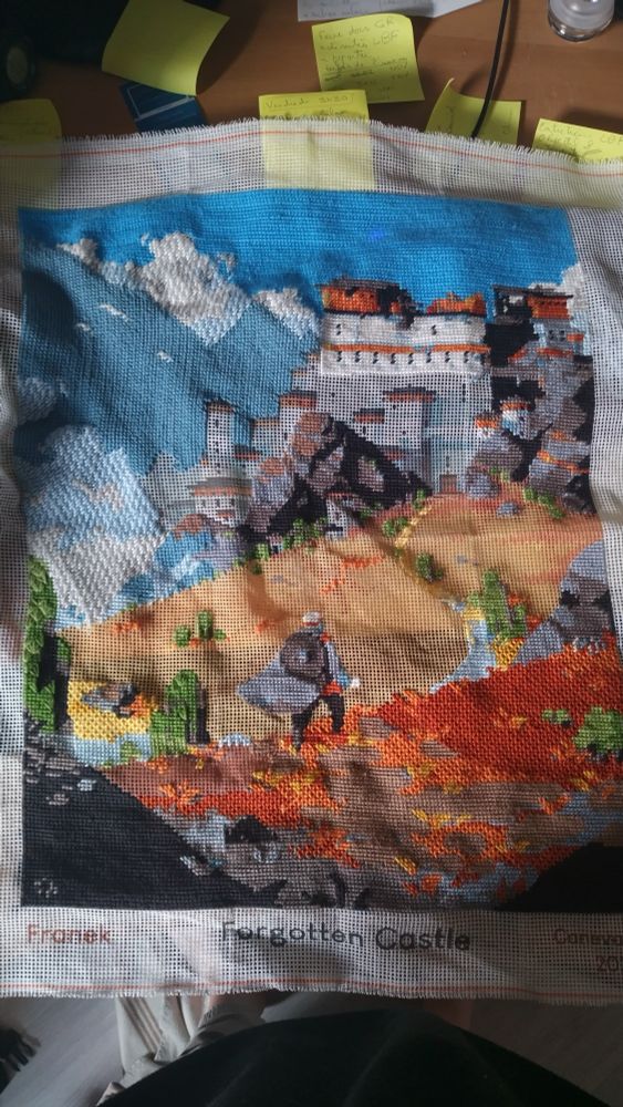 Photo globale du canevas : un petit personnage de dos, devant un paysage de château abandonné en montagne 