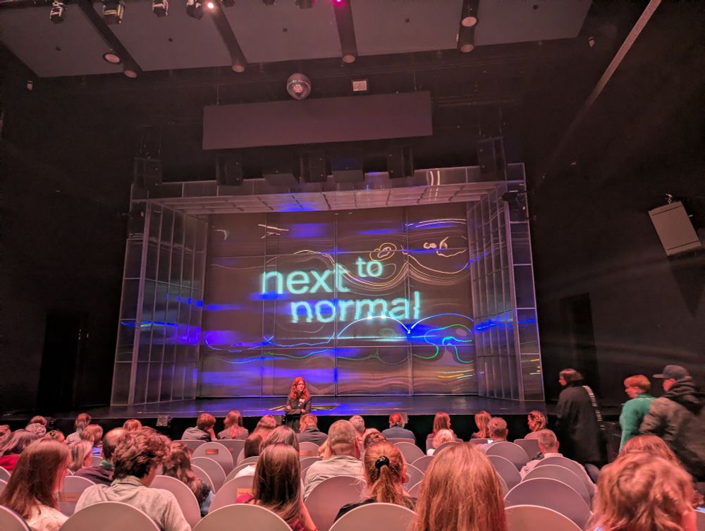У антракце спектакля Next to Normal тэатра Syrena ў Варшаве