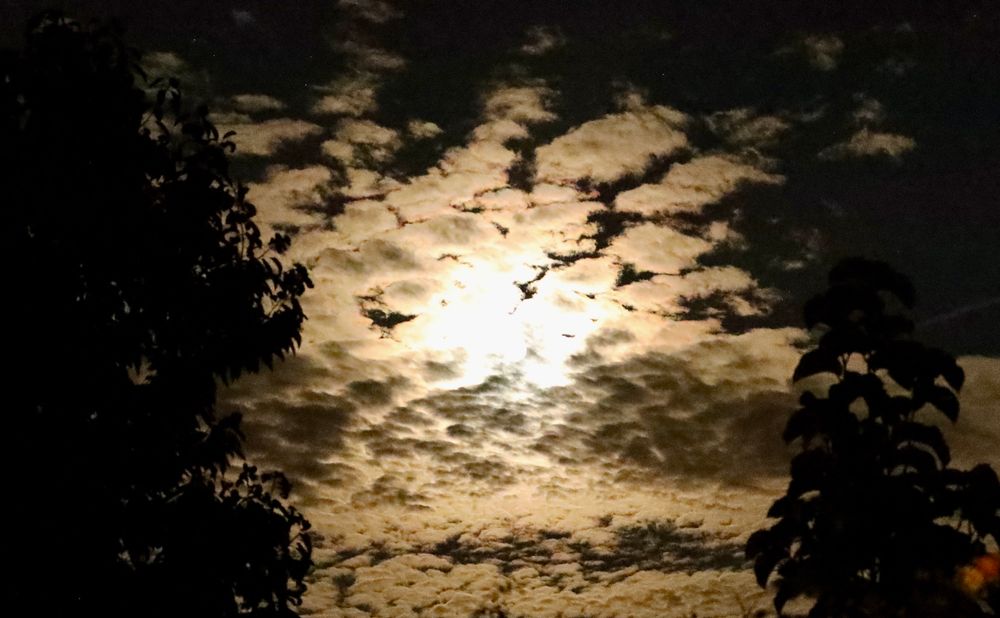 Der Mond hinter Wolken