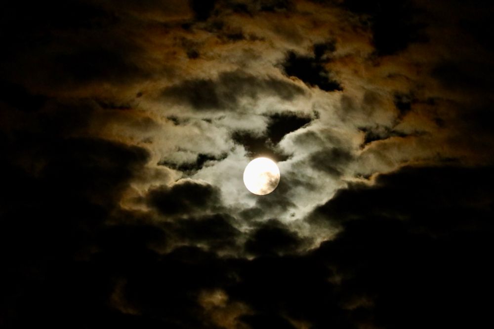 Der Mond hinter Wolken