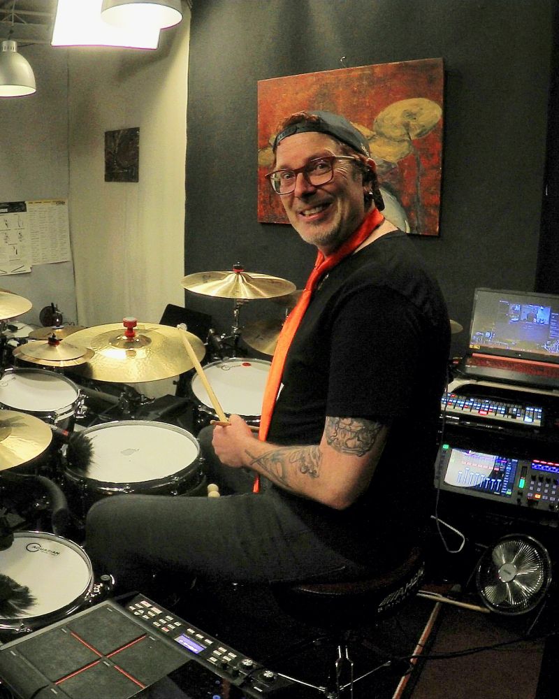 Der Groove-Barista und sein Schlagzeug in 3m's Groove-Café.