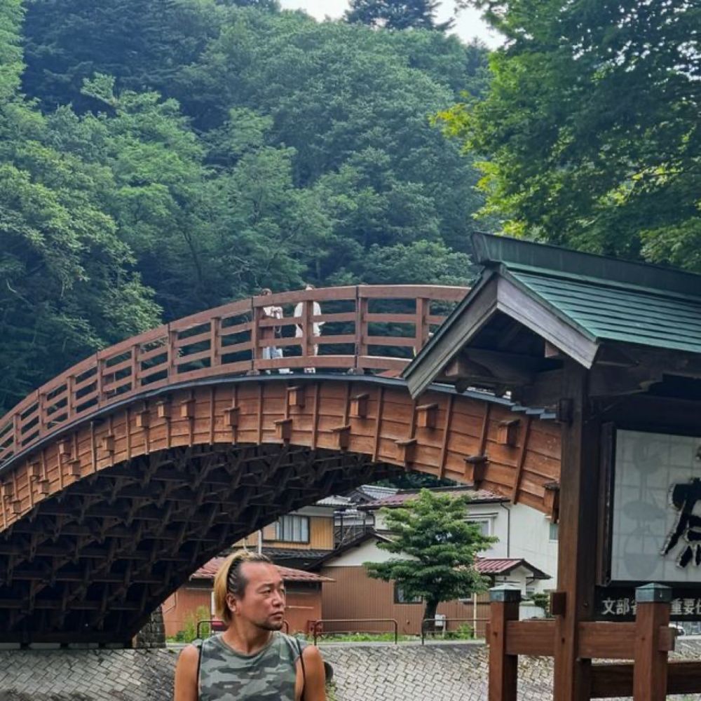 🄽🄰🄾 Budget Traveler （大体ぼっち旅男子🎒） on Instagram: "奈良井宿の木曽の大橋🌁樹齢300年以上の総檜作りの太鼓橋は橋脚を持たない木製の橋としては日本有数の大きさだそう☝🏾

📍Kiso Bridge, Narai, Nagano, Japan 🇯🇵 

#kisobridge #naraijuku #nagano #japan #japon #voyage #...