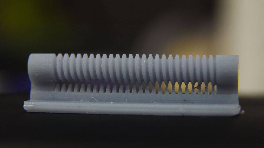 モジュール0.2のウォームギアを横倒しにしてPhoton Mono 4kで印刷したもの。　歯の山と谷がくっきりしている。