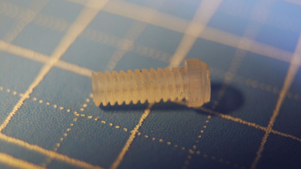 モジュール0.2のウォームギアを立ててPhoton Mono 4kで印刷したもの。　歯の山がなだらかになってしまっている。