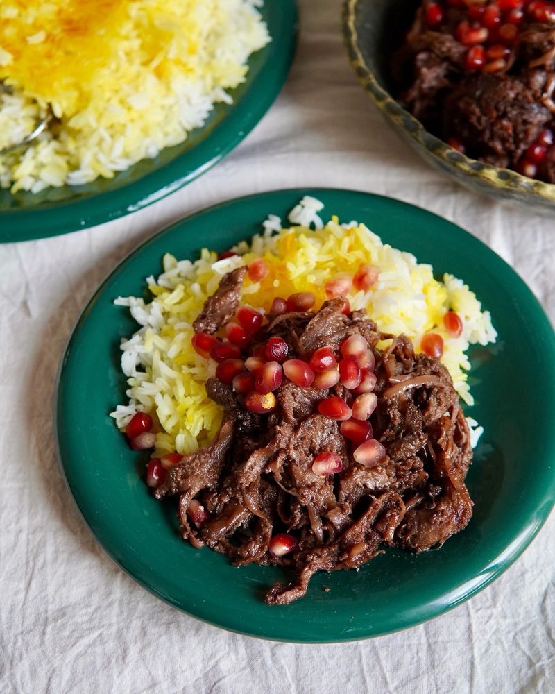 Le même plat servi dans une assiette avec du riz au safran