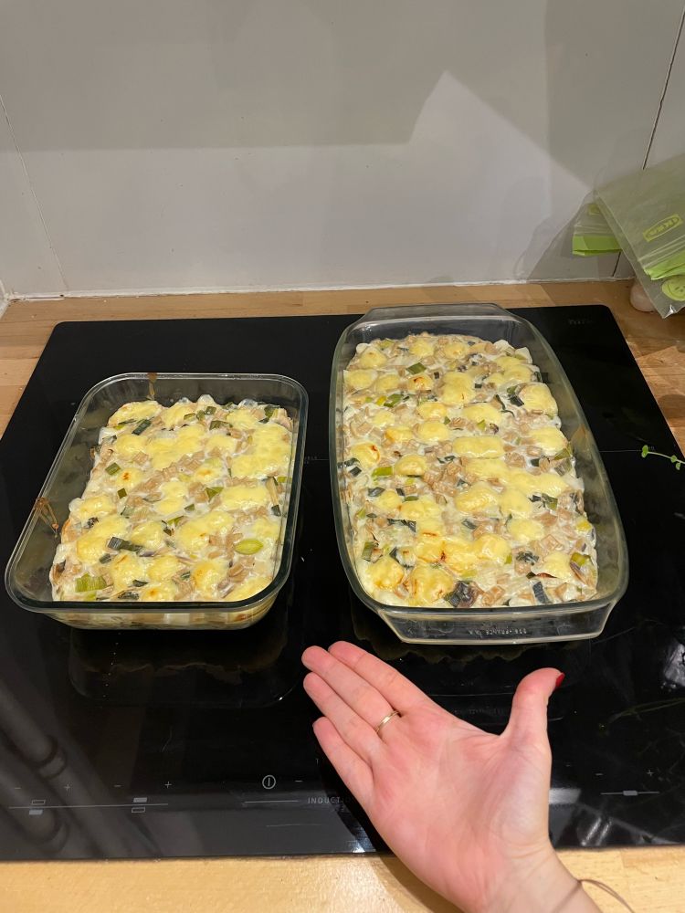 Deux plats de gratin de crozets, grâce à ma main placée sur la photo on peut visualiser l’échelle et se rendre compte qu’il y en a pour 6 à 8 personnes.