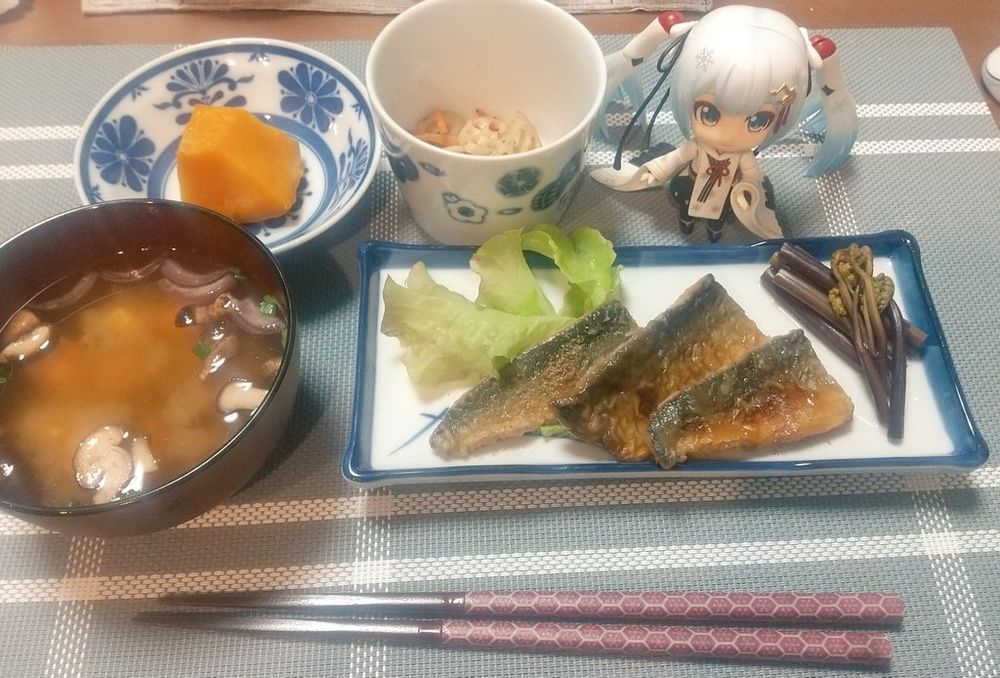 サンマの蒲焼き レタス、ワラビのピクルス
お味噌汁(椎茸、玉ねぎ、豆腐、ワカメ)
かぼちゃの煮物
蓮根のきんびら