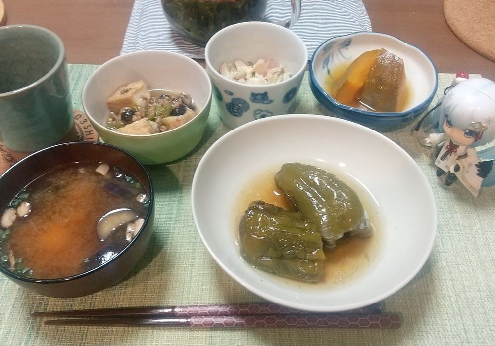 さえさんちのごはん：
ピーマンの肉詰め煮
カボチャの煮付
厚揚げの麻婆豆腐風
茹で落花生とキャベツのコールスロー
お味噌汁(茄子とワカメ、豆腐)