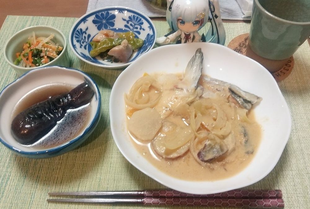 さえさんちのごはん：
鮭かまと里芋の粕汁
大根と人参の金平
茄子の煮浸し
鶏と獅子唐炒め