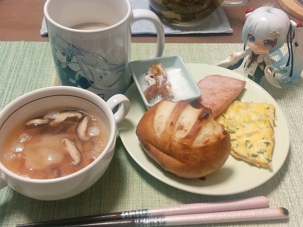 さえさんちのごはん：
コンソメスープ
(ソーセージ、しいたけ、玉葱、キャベツ)
ホワイトチョコのパン(あさひベーカリー)
ニラとチーズのオムレツ
ロースハムステーキ
ヨーグルト漬け干し柿、ヨーグルト
カフェオレ