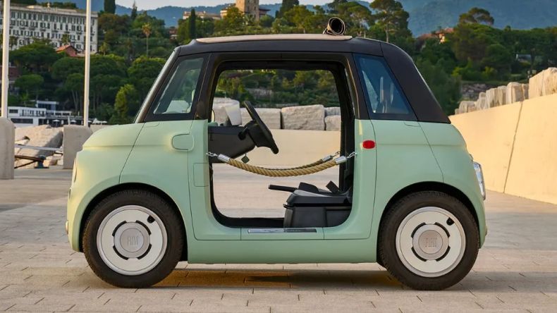 Frischluftversion des Topolino mit Seilsicherung statt Türen.