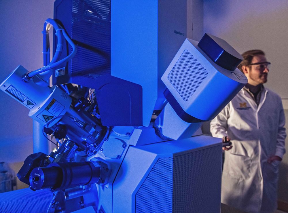 LSI scientist working with the Aquilos focused ion beam/scanning electron microscope