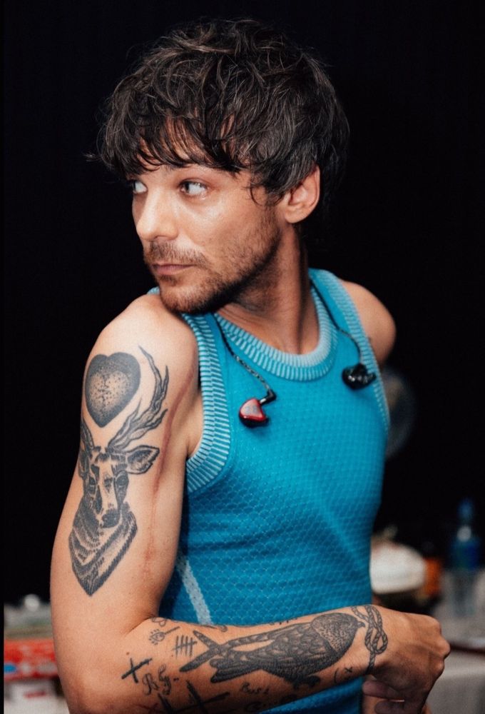 Louis Tomlinson looking ethereal 