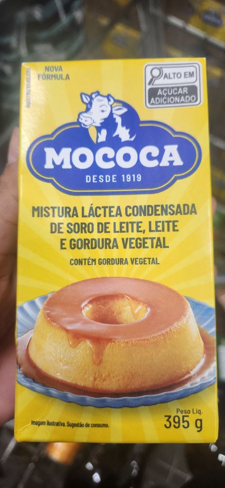 Caixa de suposto leite condensado que na verdade é uma "mistura láctea condensada de soro de leite, leite e gordura vegetal" (ufa, quase fiquei sem ar). A ilustração de um pudim de leite na caixa sugere que é possível fazer receitas com essa bomba
