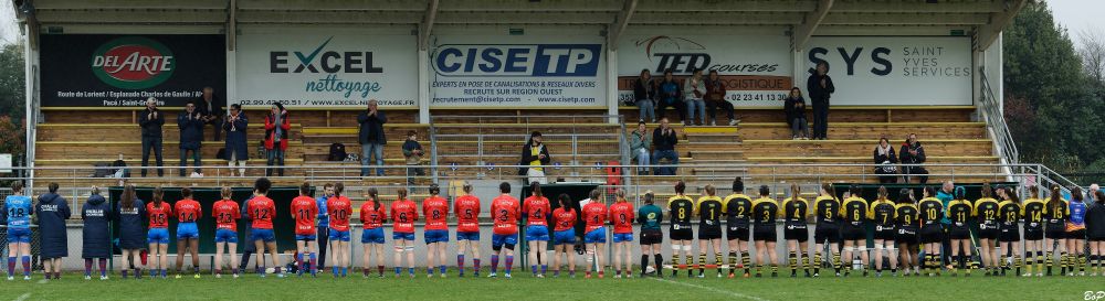 Deux équipes de rugby féminine alignées de dos avant un match