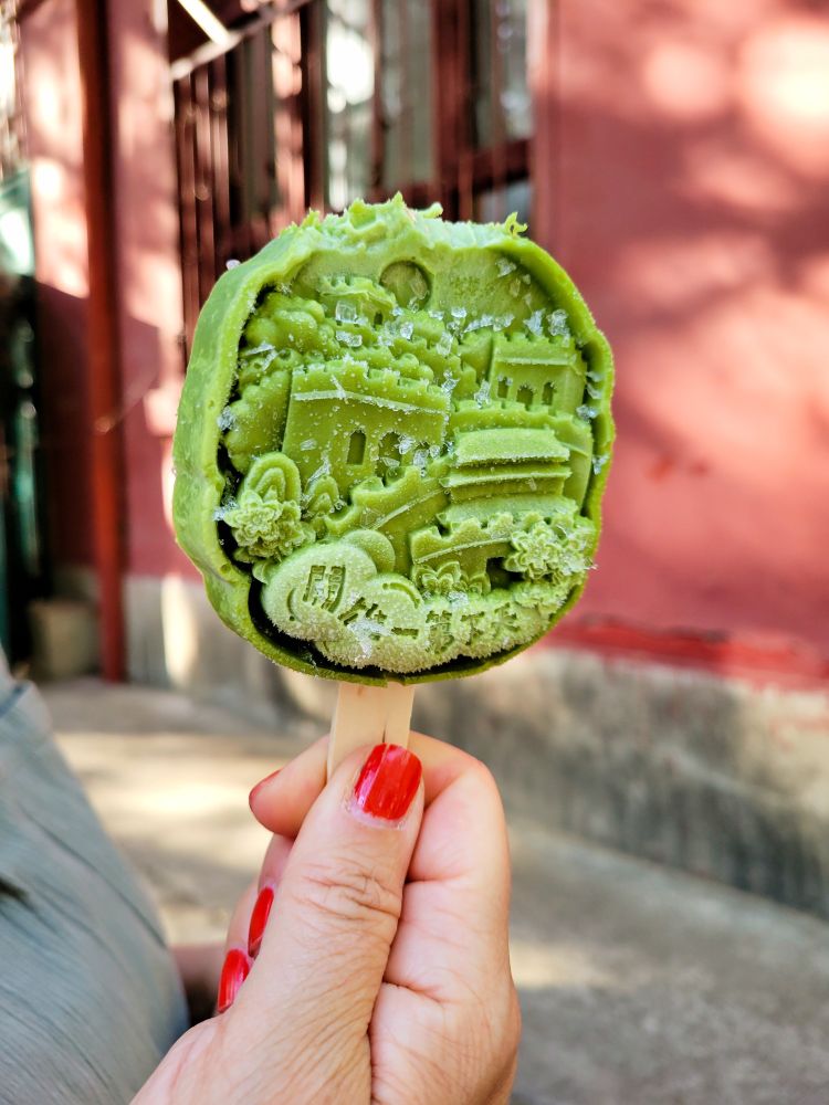 Mocha ice cream with great wall design