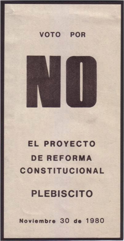 Uruguay - 30 de noviembre de1980

Estábamos temprano con amigos en la escuela sadil, entre nervios y bromas que por primera vez ejercíamos el voto, le digo a Lucy: - "le voy a dar un beso al sobre cuando lo valla a depositar en la urna"..., se lo dije embromando, y la realidad es que: le di el beso!!!, mi mano se alzaba con una fuerza incontrolable con el sobre y mis labios daban una pequeña rebeldía ante la mirada atenta, alguna sonrisa cómplice de los allí presentes y el asombro de mi amiga Lucy...