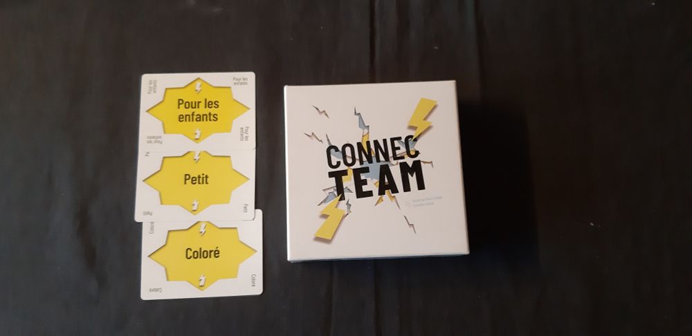 La boîte du jeu "Connec'Team" et un exemple d'association où on doit penser à un mot qui combine les 3 critères suivants : petit, coloré et pour les enfants