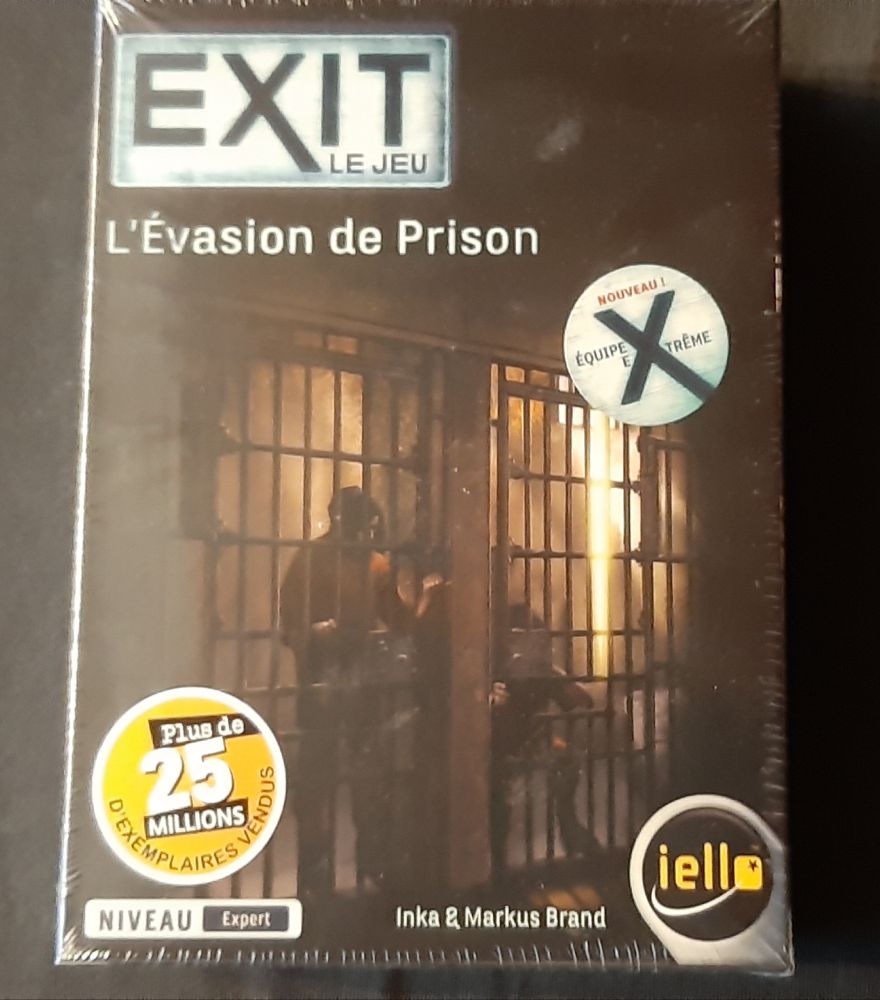 La boîte du jeu "Exit" "L'évasion de prison" avec son macaron équipe eXtrême