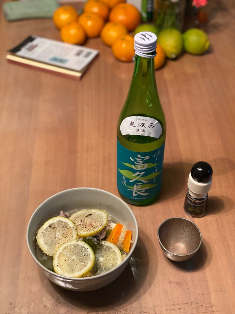 お椀に取り分けたレモンみぞれ鍋。あいにく牡蠣もレモンも広島のものじゃないけど、お酒だけは広島！