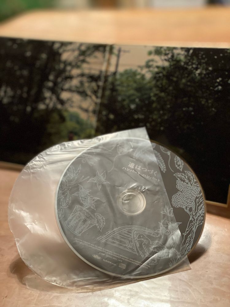 カバーも歌詞カードも昔のLPみたいで凝ってる