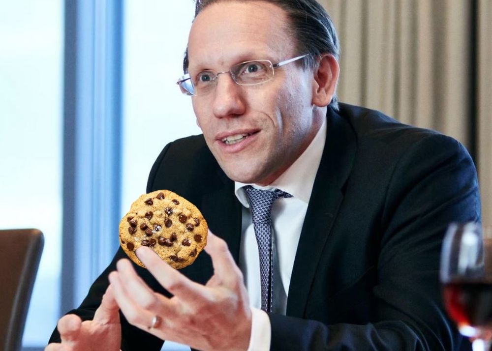 Jörg Kukies mit einem Cookie