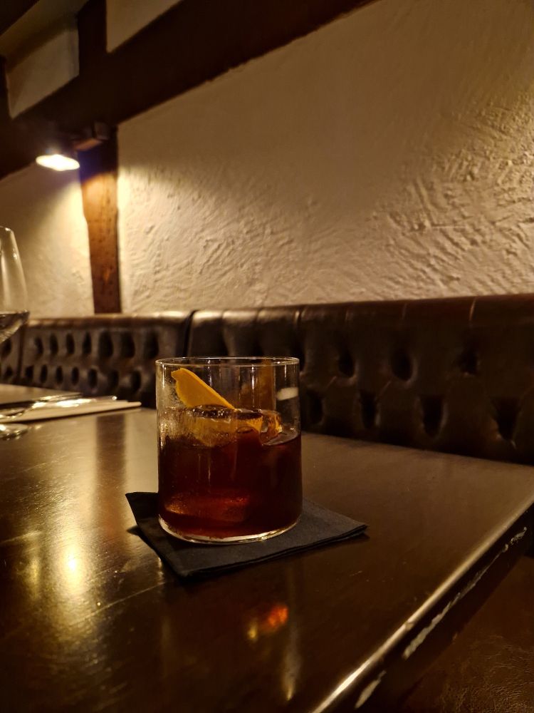 Ein kleiner Cocktail auf einem Tisch