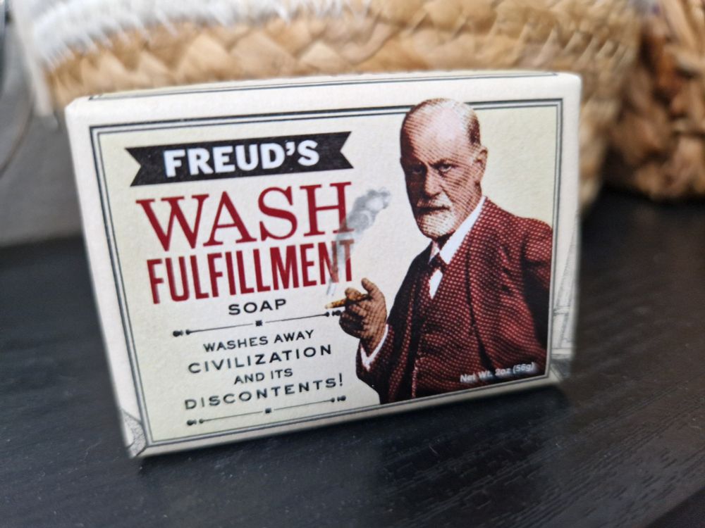 Eine verpackte Seife mit der Aufschrift: Freuds Wasch-Erfüllung.
Wäscht Zivilisation und Unzufriedenheit weg.
