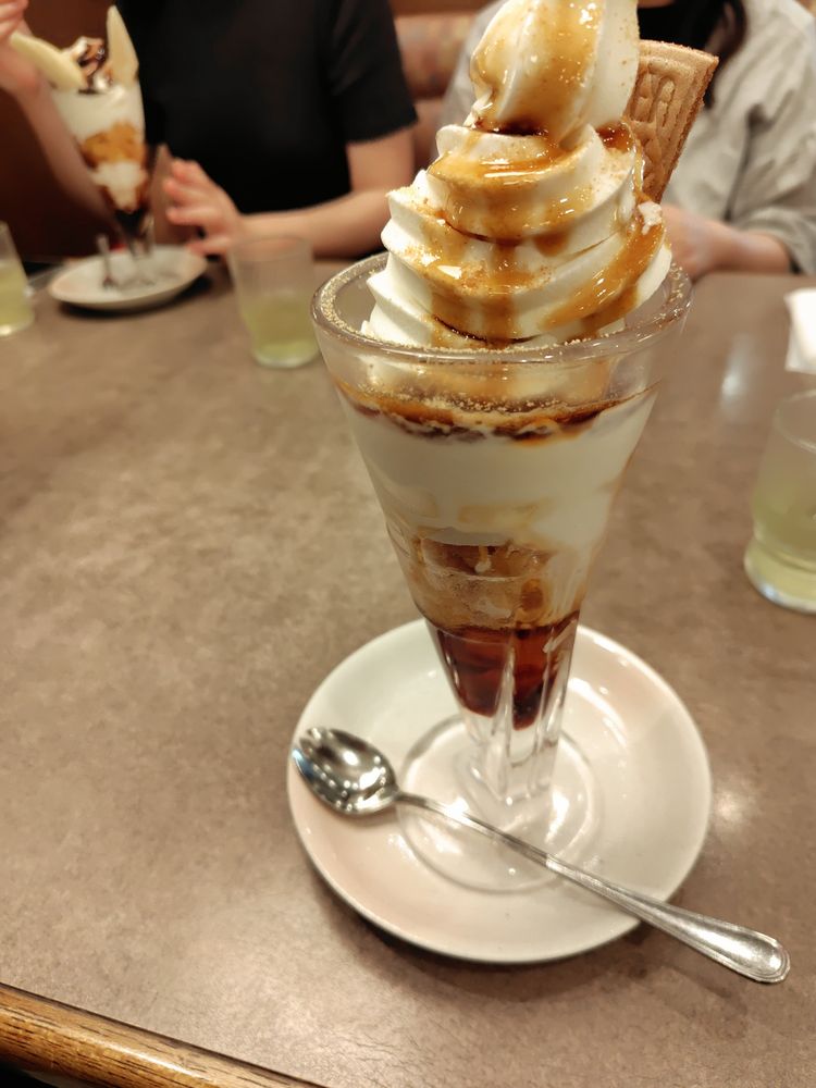 信玄パフェ。アイスに蜜ときな粉がかかっている。